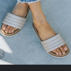 Vici suns out slide sandal